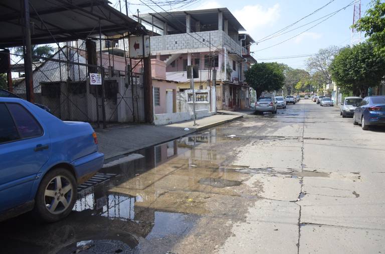 Entre fugas y baches viven en la colonia El Águila de Villahermosa - El  Heraldo de Tabasco | Noticias Locales, Policiacas, sobre México, Tabasco y  el Mundo