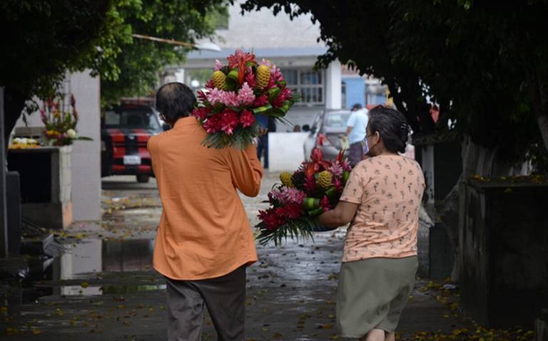 Pese a lluvias, acuden a dejarle flores a sus difuntos en Centro - El  Heraldo de Tabasco | Noticias Locales, Policiacas, sobre México, Tabasco y  el Mundo