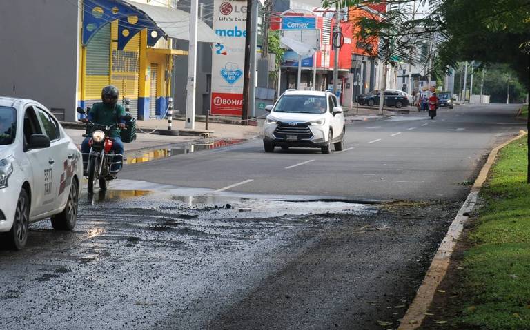 Fuga de agua y socavón mantienen 'una alberca' en pleno Ruiz Cortines - El  Heraldo de Tabasco | Noticias Locales, Policiacas, sobre México, Tabasco y  el Mundo